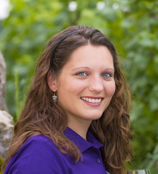 Weinerlebnisführerin Verena Ruck mit einem Glas Roséwein in der Hand | © Touristikgemeinschaft Hohenlohe e.V. | Verena Ruck