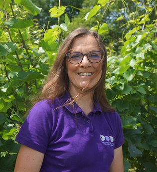 Die Weinerlebnisfüherin im Weinberg mit dem pinken T-Shirt der Führer | © Touristikgemeinschaft Hohenlohe e. V. | Brigitte Kretschmer