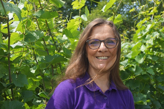 Die Weinerlebnisfüherin im Weinberg mit dem pinken T-Shirt der Führer | © Touristikgemeinschaft Hohenlohe e. V. | Brigitte Kretschmer