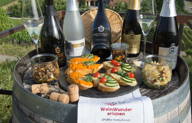Häppchen und Wein/Sekt auf einem schönen Weinfass angerichtet. | © Touristikgemeinschaft Hohenlohe e. V. | Brigitte Kretschmer