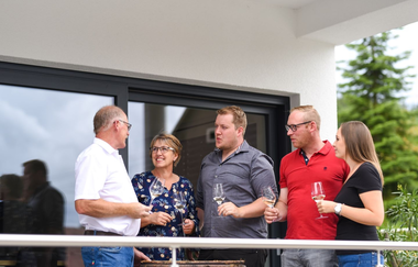 Fünf Familienmitglieder steht auf dem Balkon mit einem Glas Wein | © Touristikgemeinschaft Hohenlohe e. V.