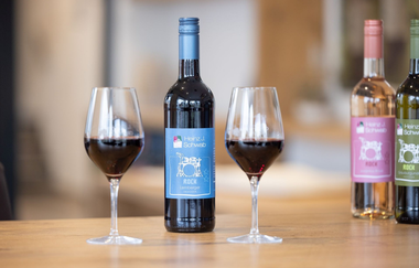 Weingut Heinz J. Schwab, Bretzfeld, Weinflaschen und zwei Gläser Rotwein | © Touristikgemeinschaft Hohenlohe e. V. | Weingut Heinz J. Schwab