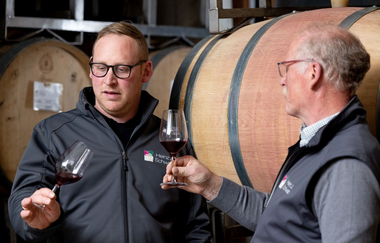 Lucas und Hein J. Schwab begutachten einen Rotwein im Weinkeller des Weingutes Heinz J. Schwab | © Touristikgemeinschaft Hohenlohe e. V. | Weingut Heinz J. Schwab