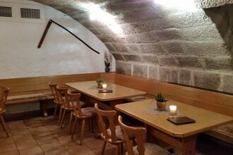 In der Weinstube stehen rustikale Tische und Stühle | © Touristikgemeinschaft Hohenlohe e. V. | Weingut Borth