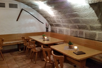 In der Weinstube stehen rustikale Tische und Stühle | © Touristikgemeinschaft Hohenlohe e. V. | Weingut Borth