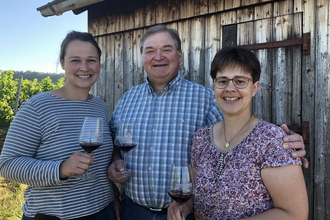 Familie Blatt mit lachenden Gesichtern vor einer Weinberghütte | © Weingut Matthias Blatt