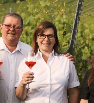 Die Eltern und drei Kinder | © Touristikgemeinschaft Hohenlohe e. V. | Weingut Borth