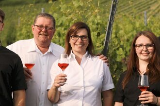 Die Eltern und drei Kinder | © Touristikgemeinschaft Hohenlohe e. V. | Weingut Borth