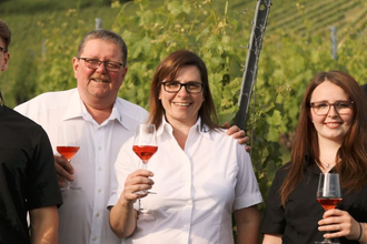 Die Eltern und drei Kinder | © Touristikgemeinschaft Hohenlohe e. V. | Weingut Borth