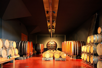 Der beeindruckende Rotweinkeller mit Fässern in unterschiedlichen Grössen | © Touristikgemeinschaft Hohenlohe e. V | Weingut Fürst Hohenlohe-Oehringen
