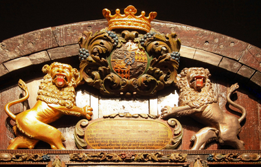 Das Wappen der Familie von Hohenlohe-Oehringen zeigt zwei Leoparden | © Touristikgemeinschaft Hohenlohe e. V. | Weingut Fürst Hohenlohe-Oehringen