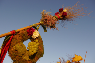 Ein kunstvoll geschmückter Besen mit Blumen, Mooskranz und Trauben kündigt den Beginn der Besensaison an. | © Kraichgau-Stromberg Tourismus e.V.