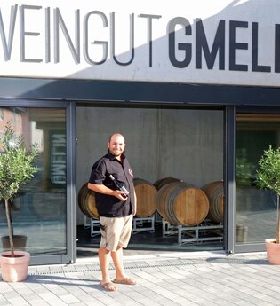 Außenansicht Weingut Gmelin mit Inhaber | © Weingut Gmelin