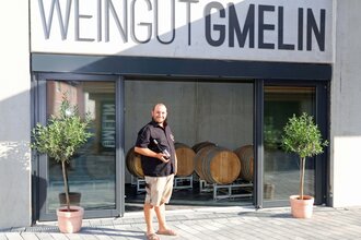Außenansicht Weingut Gmelin mit Inhaber