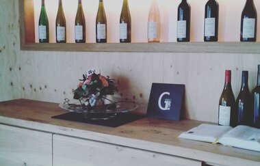Verkaufstheke mit Wein