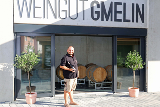 Außenansicht Weingut Gmelin mit Inhaber | © Weingut Gmelin