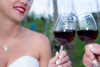 Ein Paar stößt mit zwei Gläsern Rotwein an | © Touristikgemeinschaft Hohenlohe e. V. | Weingut Keck