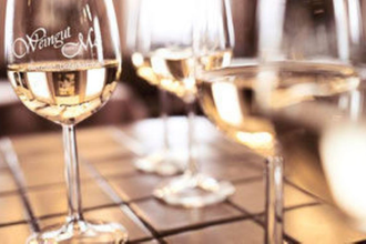 Gläser mit Weißwein und dem Schriftzug Weingut Mai | © Touristikgemeinschaft Hohenlohe e. V.