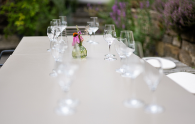 Tisch mit Weingläsern bei Weingut Sankt Annagarten | © Sankt Annagarten Biologisches Weingut