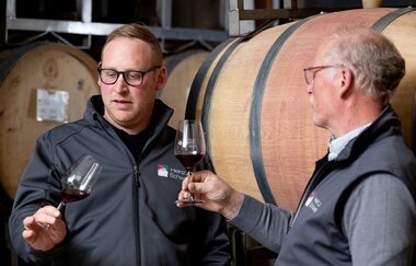 Lucas und Hein J. Schwab begutachten einen Rotwein im Weinkeller des Weingutes Heinz J. Schwab | © Touristikgemeinschaft Hohenlohe e. V. | Weingut Heinz J. Schwab