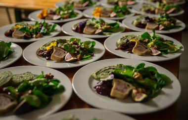 mehrere Teller mit Salat, Maultaschen, Feigen und angebratenen Zwiebeln | © Christian Seyffer