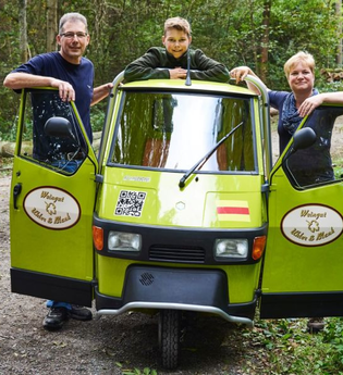 Familie Uhler/ Blank mit grünem Mobil | © Unbekannt