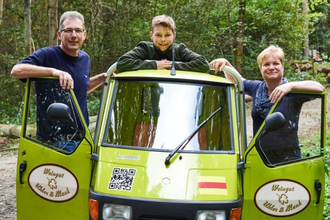Familie Uhler/ Blank mit grünem Mobil | © Unbekannt