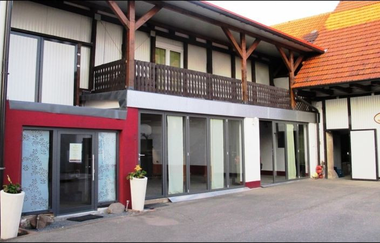 Eingang und Hof des Weinguts Uhler & Blank | © Unbekannt