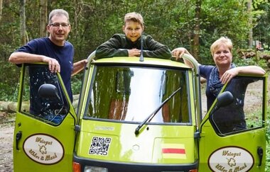 Familie Uhler/ Blank mit grünem Mobil | © Unbekannt