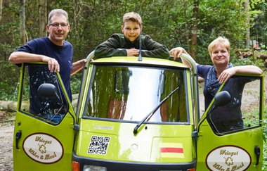 Familie Uhler/ Blank mit grünem Mobil | © Unbekannt