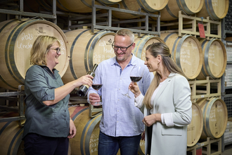 Regina Birkert lässt ein Paar Wein im Keller probieren | © Touristikgemeinschaft Hohenlohe e.V. | Andi Schmid