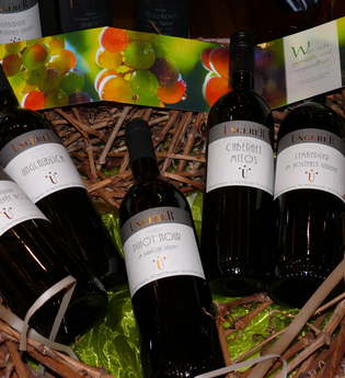 In einem Korb sind Weinflaschen präsentiert | © Touristikgemeinschaft Hohenlohe e. V. | Weingut Ungerer