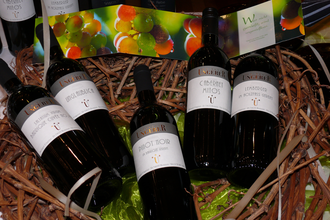 In einem Korb sind Weinflaschen präsentiert | © Touristikgemeinschaft Hohenlohe e. V. | Weingut Ungerer