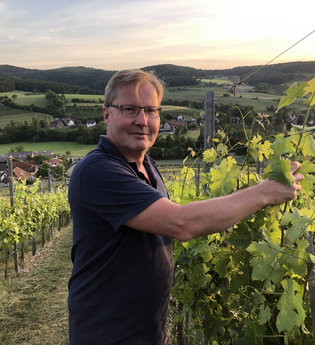 Der Winzer pflegt die Rebstöcke im Weinberg | © Touristikgemeinschaft Hohenlohe e.V. | Weingut Ungerer
