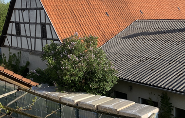 Scheune und Besenwirtschaft außen auf dem Weingut Ungerer | © Touristikgemeinschaft Hohenlohe e.V. | Weingut Ungerer