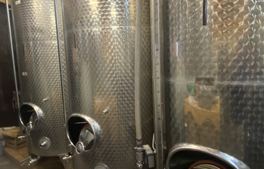 Drei Edelstahltanks im Weinkeller | © Touristikgemeinschaft Hohenlohe e.V. | Weingut Ungerer
