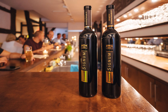 Bar mit Weinflaschen | Weinkostbar | Brackenheim | © Neckar-Zaber-Tourismus e.V.