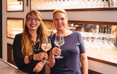 Zwei Frauen mit Getränk | Weinkostbar | Brackenheim | © Nekar-Zaber-Tourismus e.V.