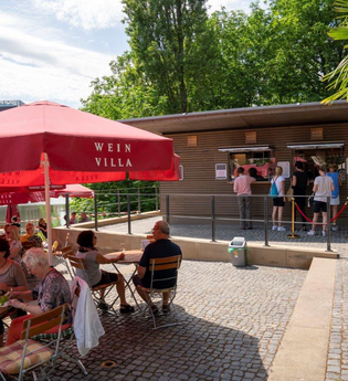 Besucher sitzen bei schönem Wetter an den Neckarterrassen