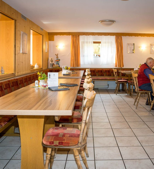 Die gemütliche Weinstube mit Tischen und Stühlen | © Touristikgemeinschaft Hohenlohe e. V.