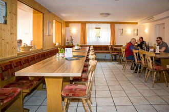 Die gemütliche Weinstube mit Tischen und Stühlen | © Touristikgemeinschaft Hohenlohe e. V.