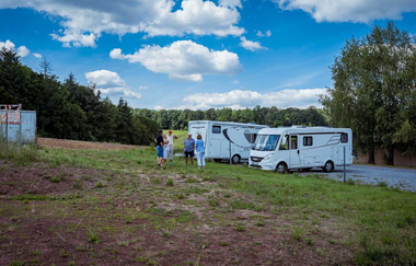 Auf einem Wiesenstück können Wohnmobile abgestellt werden. | © Hohenlohe Künzelsau | Weingut Busch