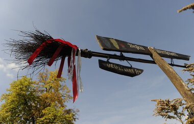 Ein traditioneller Reisigbesen mit roten und weißen Bändern markiert den Eingang zur Besenwirtschaft. | © Stadt Vaihingen an der Enz