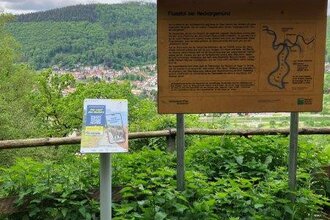 Weitersehen-Schild  vor Ausblick nach Neckargemünd. und neben Informationstafel | © Landratsamt Rhein-Neckar-Kreis