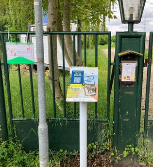 Schild der Weitersehen-Station  vor einem grünen Tor | © Landratsamt Rhein-Neckar-Kreis
