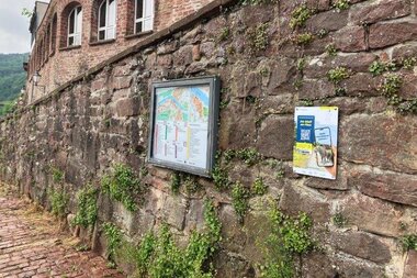 Weitersehen-Schild  an einer Wand  montiert  am Neckargemünder Neckarlauer | © Landratsamt Rhein-Neckar-Kreis
