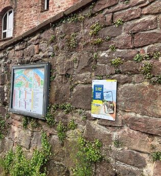 Weitersehen-Schild  an einer Wand  montiert  am Neckargemünder Neckarlauer | © Landratsamt Rhein-Neckar-Kreis