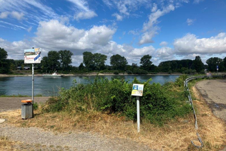 Schild der Weitersehen-Station in Brühl vor dem Rhein | © Landratsamt Rhein-Neckar-Kreis