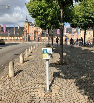 Informationsstehle der Weitersehen App vor dem Schwetzinger Schloss | © Landratsamt Rhein-Neckar-Kreis