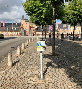 Informationsstehle der Weitersehen App vor dem Schwetzinger Schloss | © Landratsamt Rhein-Neckar-Kreis